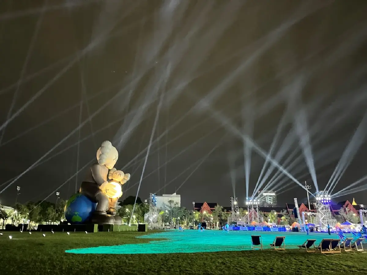 สนามหลวง ดินผืนประวัติศาสตร์กับการแสดง  KAWS:HOLIDAY THAILAND