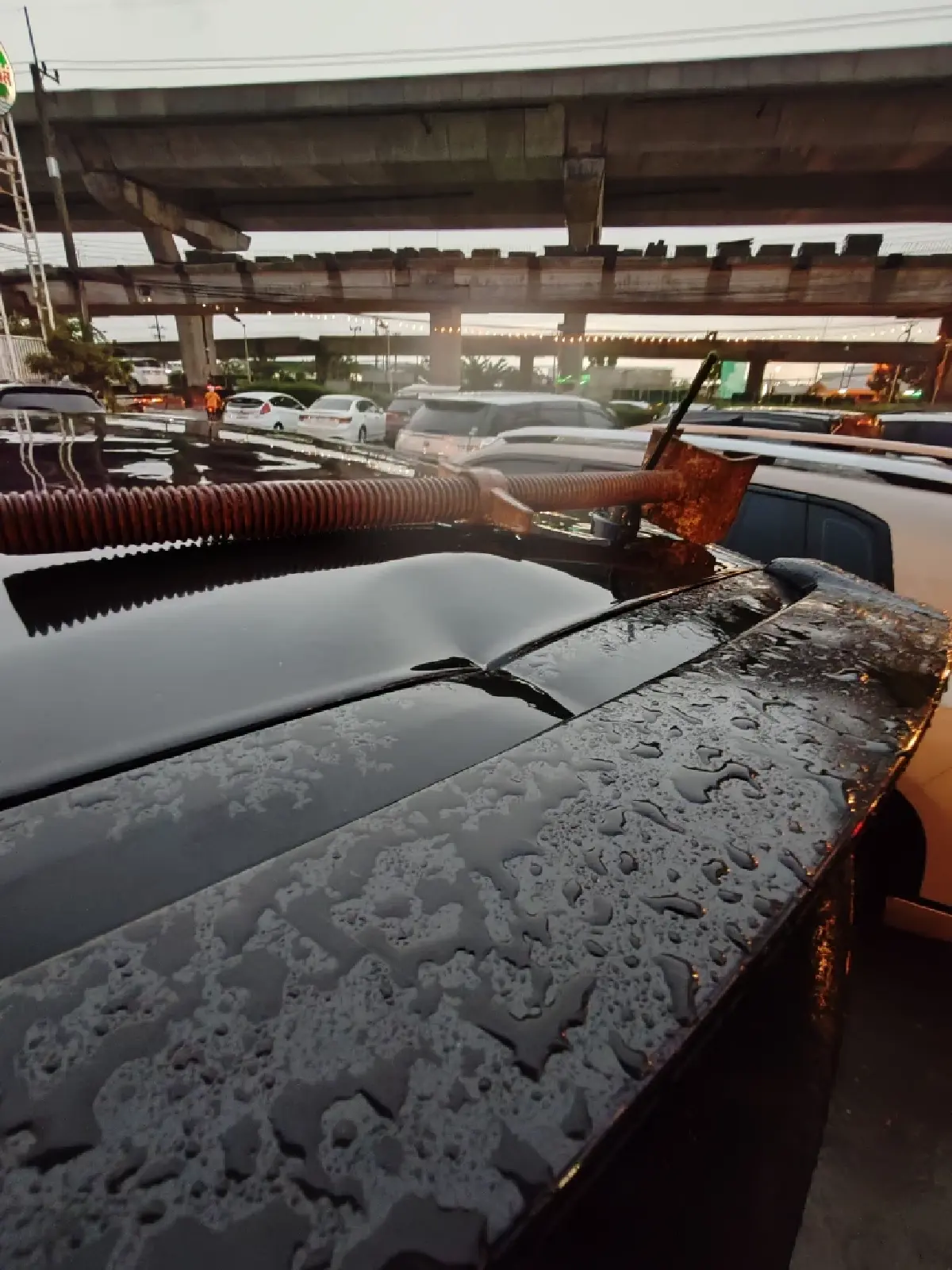 หวิดดับ! พระราม 2 ระทึกอีก ชิ้นส่วนโครงสร้างหล่นใส่รถเสียหาย