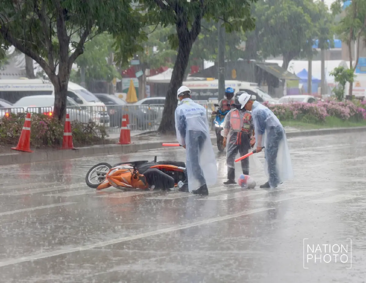 ฝนถล่มกรุง จตุจักรฝนตกหนัก ลมแรง อุตุฯเตือน กทม. มีฝนฟ้าคะนอง 30%