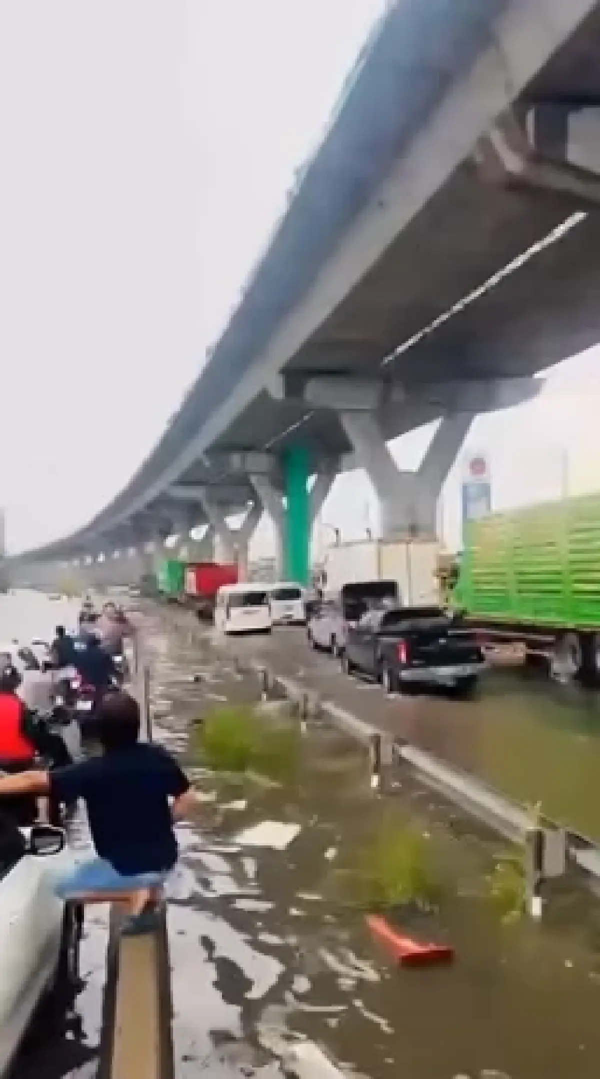 คืบหน้าล่าสุด ถนนพระราม 2 ฝนตกหนัก น้ำท่วมแล้ว รถติดหนึบ ทางหลัก