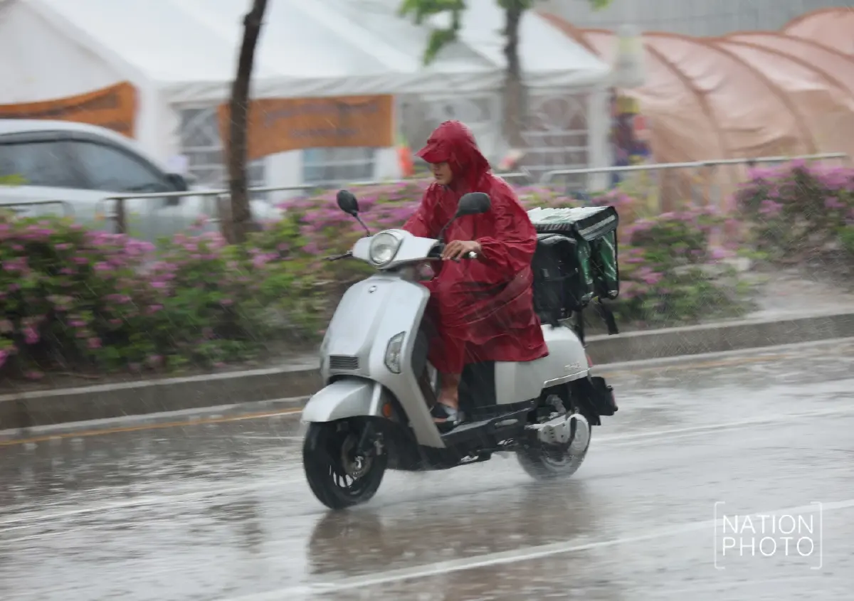 ฝนถล่มกรุง จตุจักรฝนตกหนัก ลมแรง อุตุฯเตือน กทม. มีฝนฟ้าคะนอง 30%