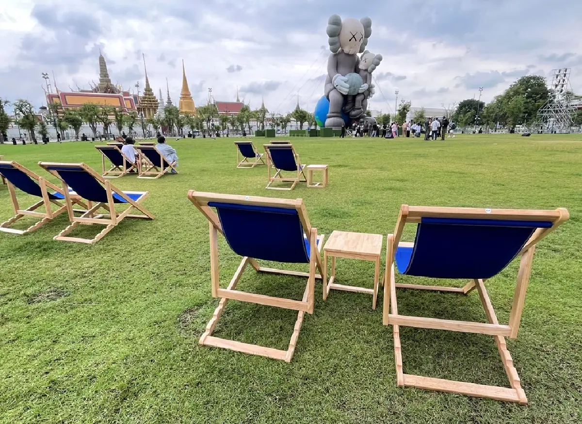 ทำยาดม กางเก้าอี้ผ้าใบนอนชม KAWS:HOLIDAY THAILAND กลางสนามหลวง