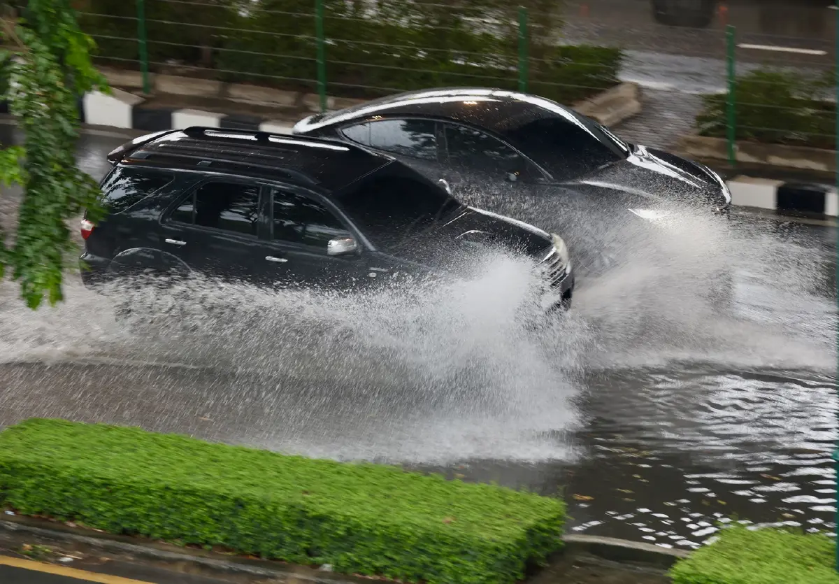 ขับรถลุยน้ำ