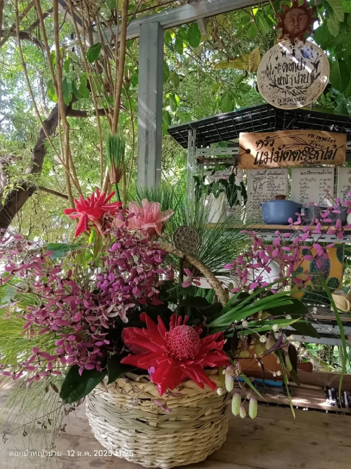 คุยกับ ‘ป้าจาย’ พูลทรัพย์ เจตลีลา เจ้าของฉายา ‘แม่มดดอกไม้’ ว่าด้วยเรื่องดอกไม้ใบหญ้าและชีวิตสิบปีที่ ‘ปาย’