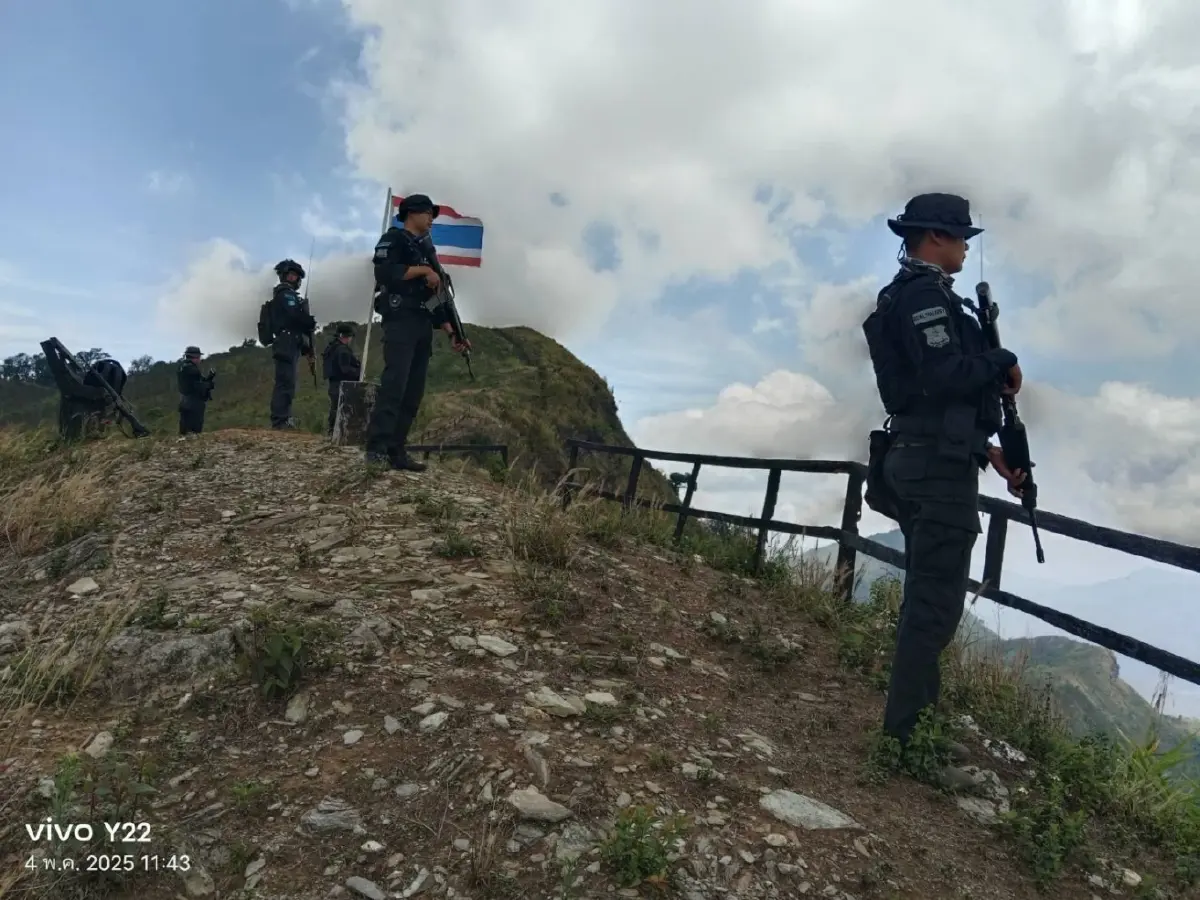 เช็ก ฐานทหารลาวชายแดนถูกโจมตี มีกระสุนตกทะลุหลังคาบ้านฝั่งไทย