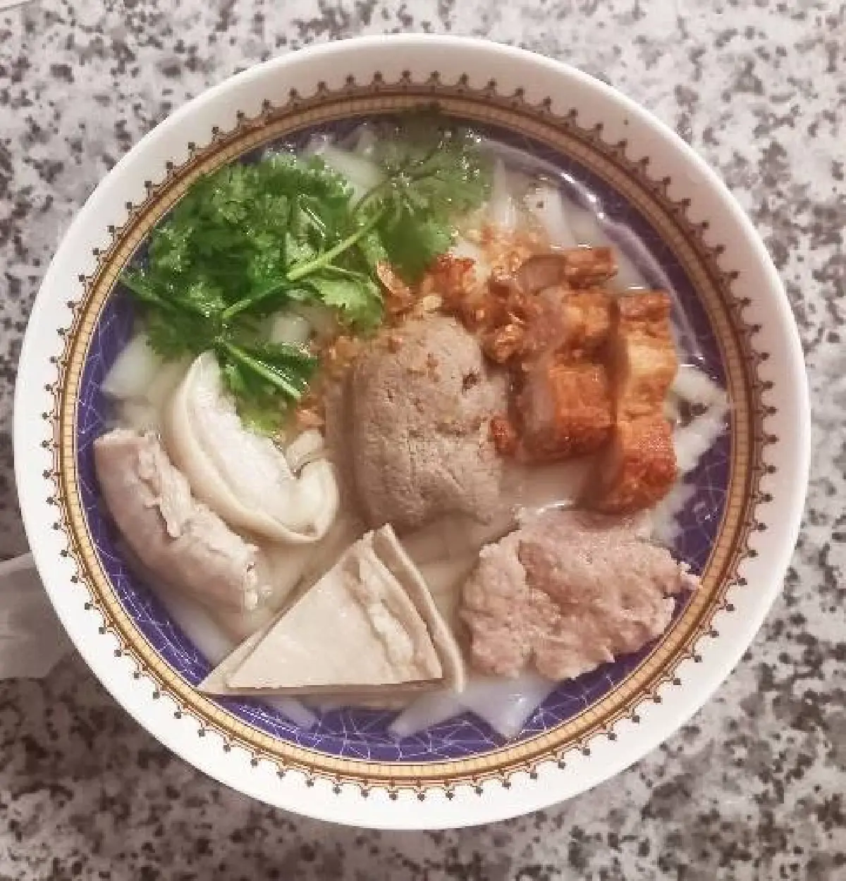 ‘โจ๊กสะพานหัน’ ต้มเตาถ่าน ข้าวข้นๆ เครื่องแน่นๆ อร่อยมา 50 ปี