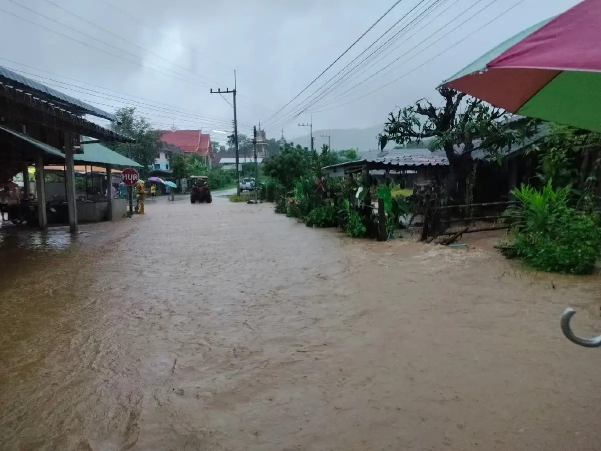 น้ำท่วมเชียงราย น้ำป่าถล่มพญาเม็งราย-เวียงชัย ขนของขึ้นที่สูง