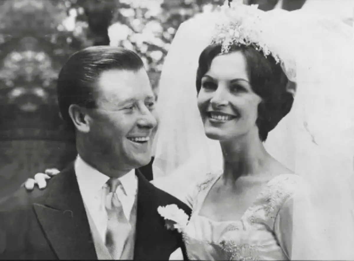 ทำไม ‘ป้าจู’ แห่งมงฟ้า เลือกใส่ชุดเดิมซ้ำในงาน Miss World 2025