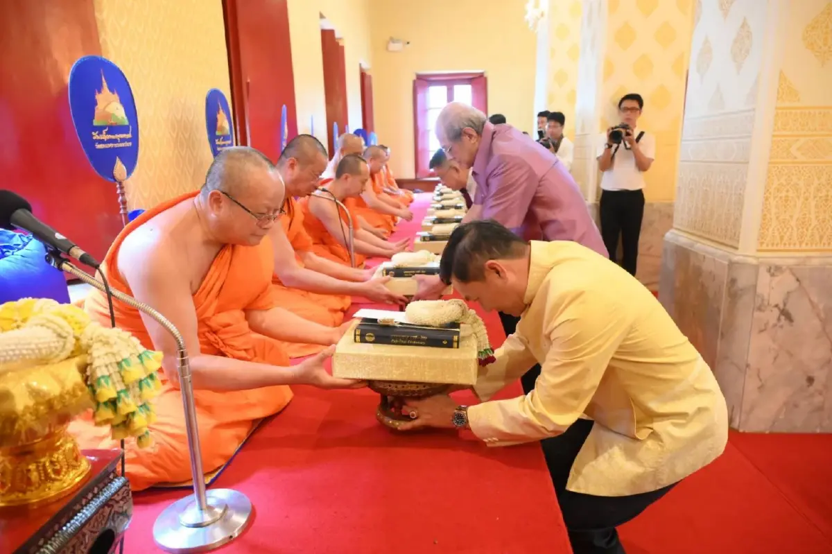 ปลัด มท. ทอดผ้าป่าสามัคคี สร้างพระคัมภีร์พระพุทธศาสนา ฉบับภูมิพโลภิกขุ