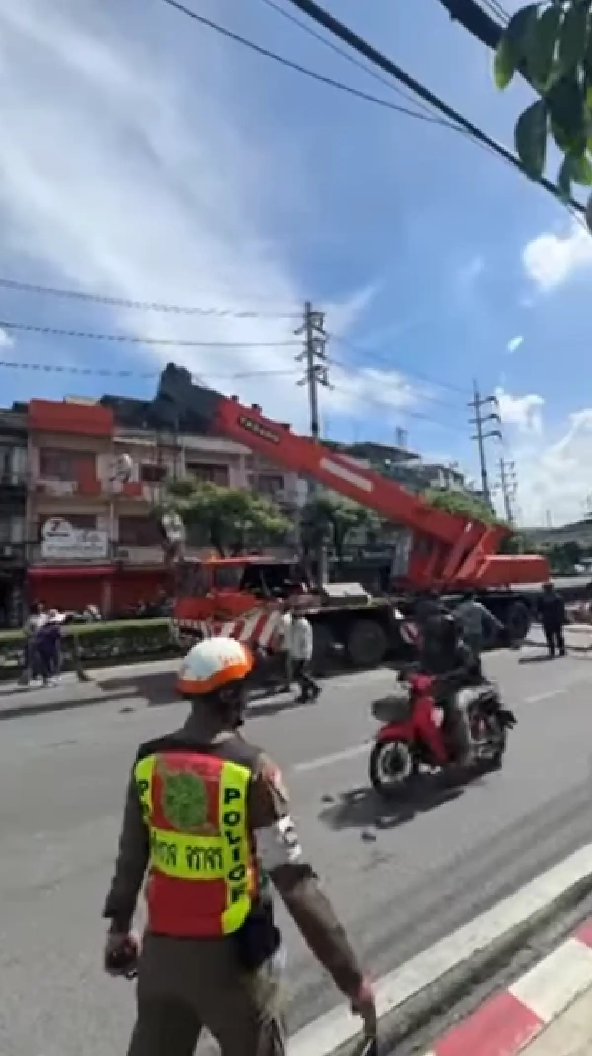 คืบหน้า รถเครนจอดเสีย ถนนพระราม 4 รถติด สะพานสมเด็จพระเจ้าตากสิน