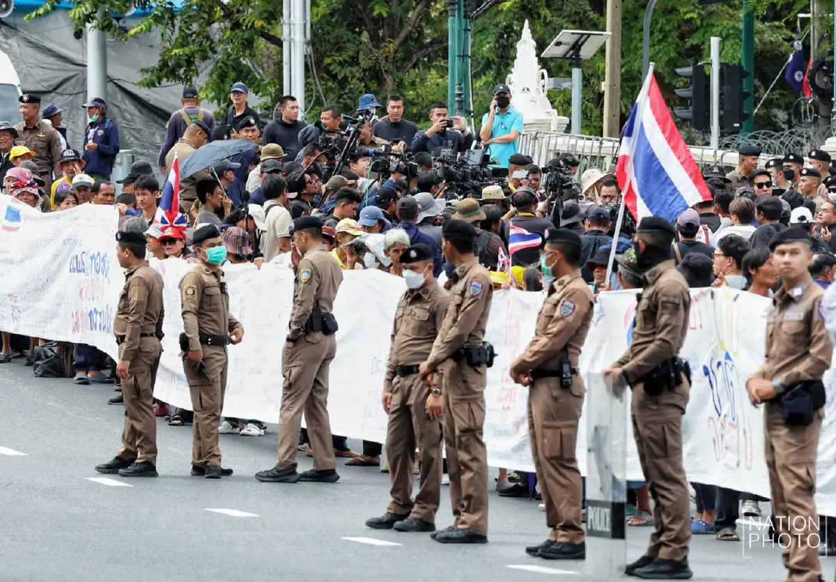 ม็อบประชิดทำเนียบไล่ 'อุ๊งอิ๊ง แพทองธาร' พ้นนายกฯ เซ่นคลิปฮุน เซน