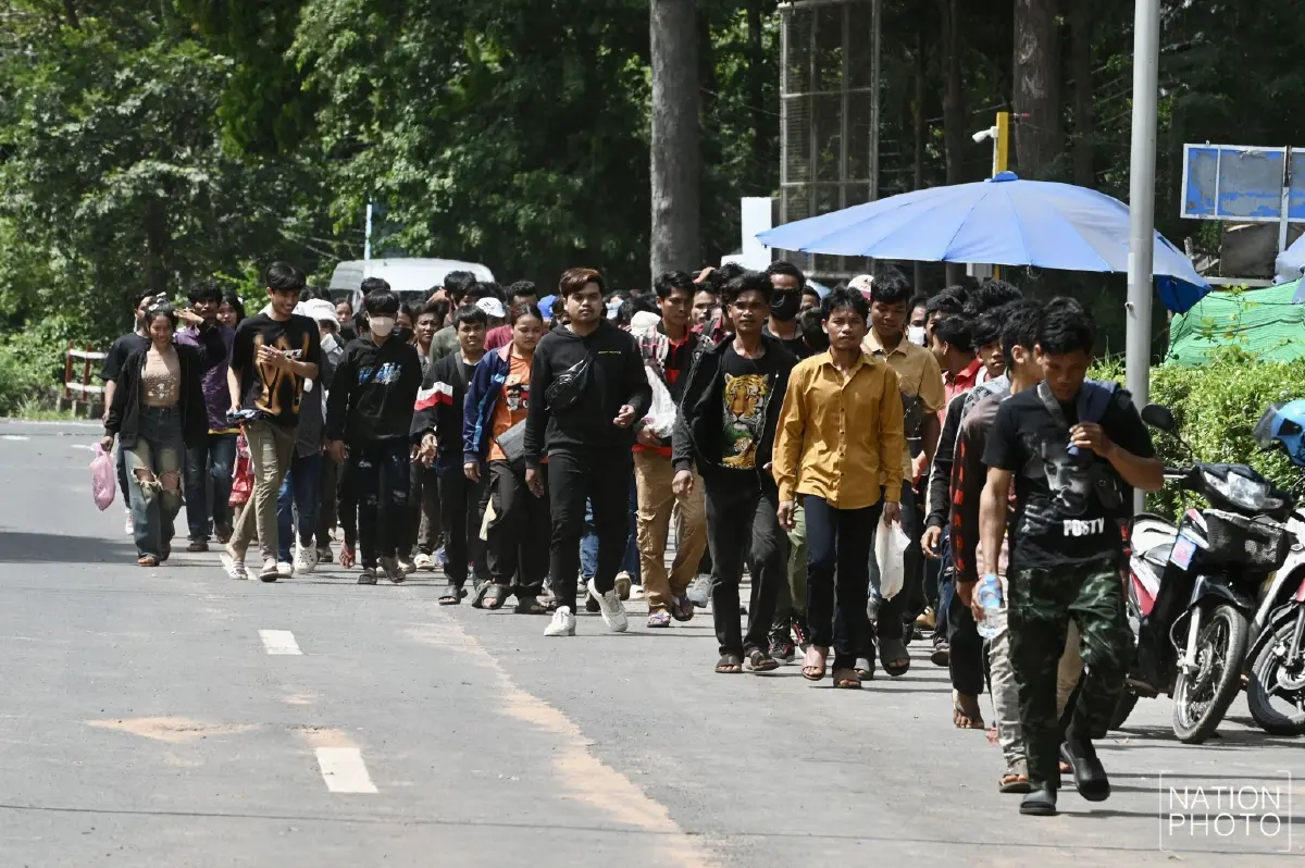 ทะลัก 'ด่านช่องจอม' ชาวกัมพูชากว่า 500 ชีวิต แห่ข้ามกลับประเทศ