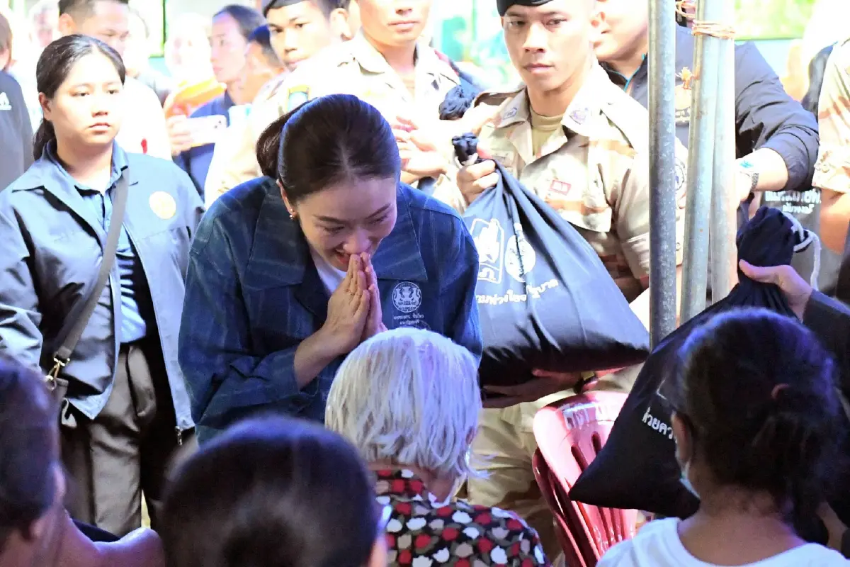 นายกฯอู้กำเมือง 'ลูกพ่อทักษิณเจ้า' ลงพื้นที่น้ำท่วม จ.เชียงราย