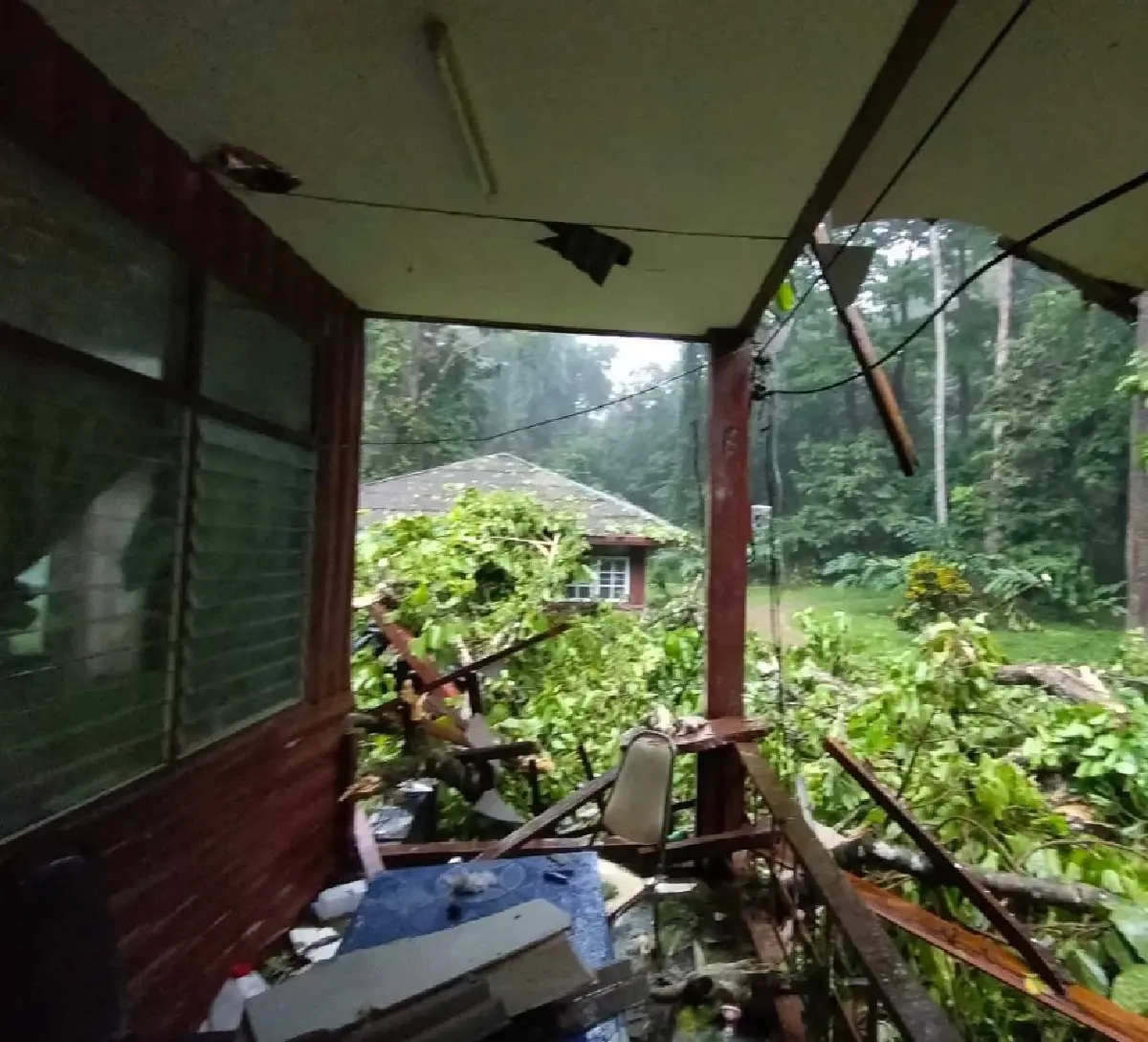 'น้ำตกธารโต' ปิดชั่วคราว เส้นทางถูกตัดขาด ไฟดับ หลังฝนถล่มหนัก