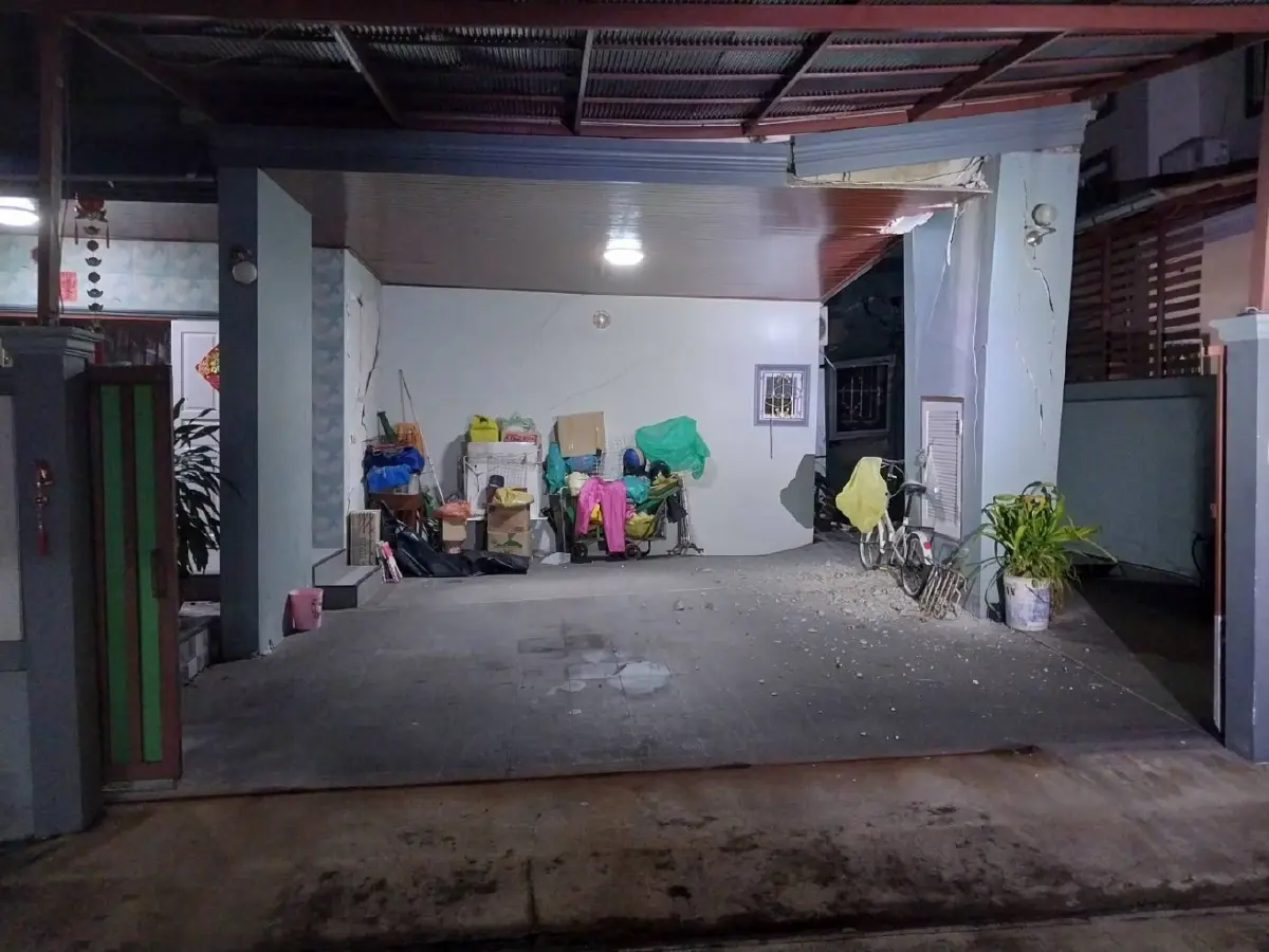 เกิดเหตุบ้านทรุดตัว ซอยเอกชัย 30 บางขุนเทียน เร่งช่วยเหลืออพยพคน