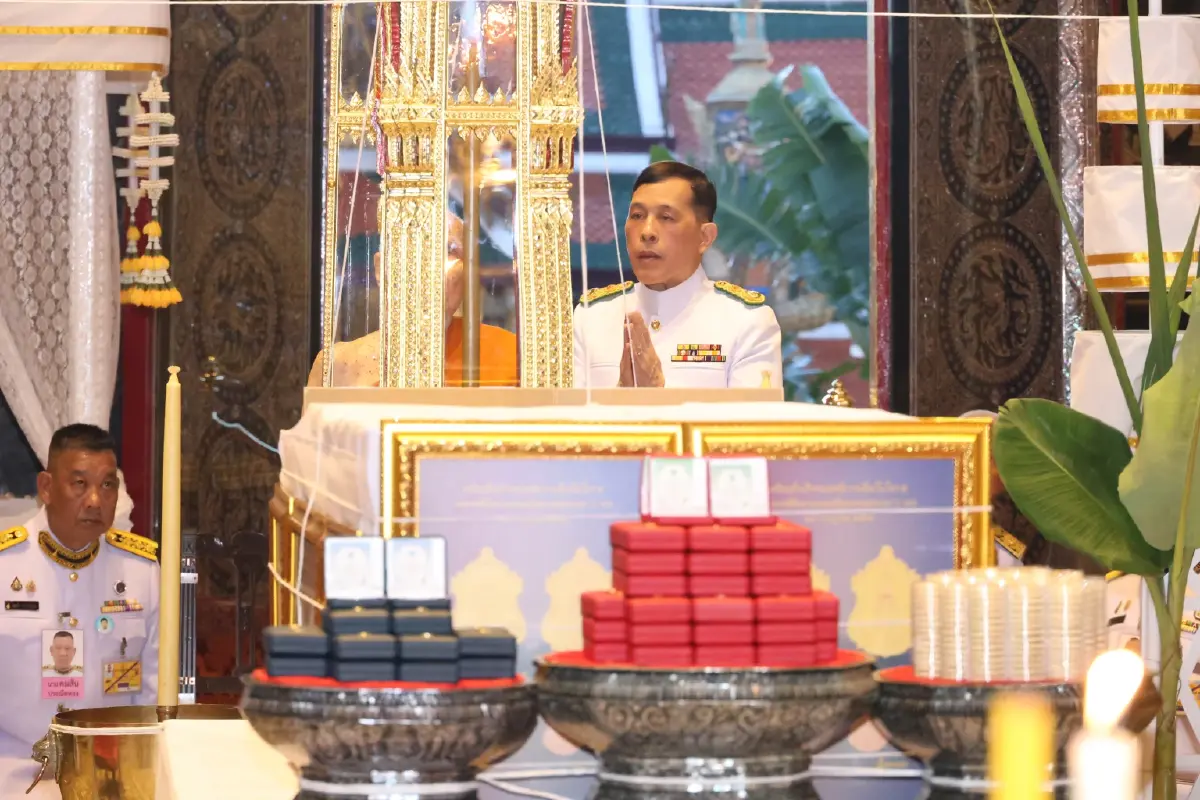 ในหลวง พระราชินี ทรงประกอบพิธีมังคลาภิเษกเหรียญพระบรมรูปพระบาทสมเด็จพระเจ้าอยู่หัว