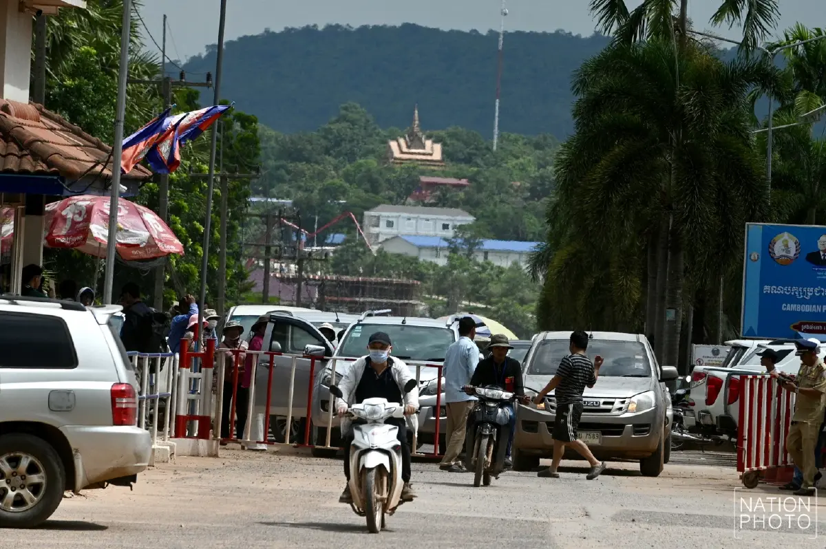 ทะลัก 'ด่านช่องจอม' ชาวกัมพูชากว่า 500 ชีวิต แห่ข้ามกลับประเทศ