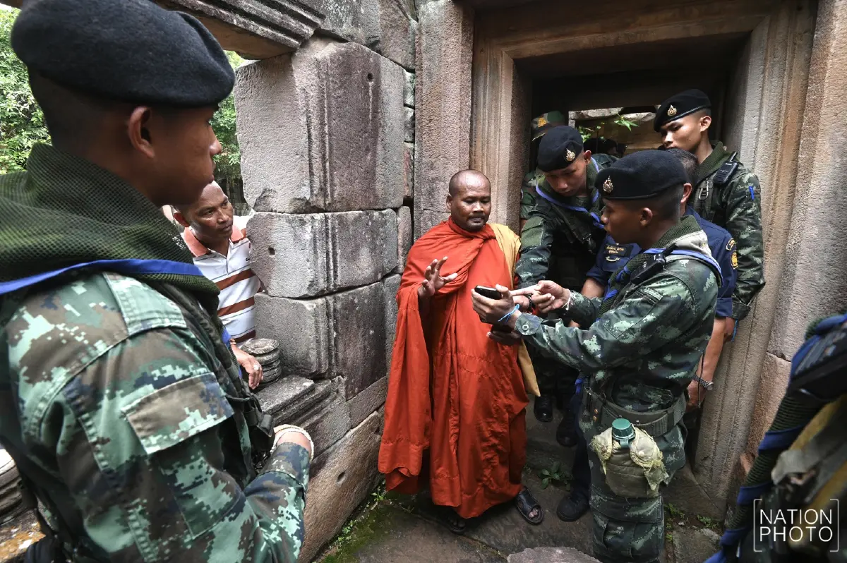 ป่วนอีก! พระกัมพูชา ละเมิดกฎ แอบไลฟ์สดในเขตปราสาทตาเมือนธม