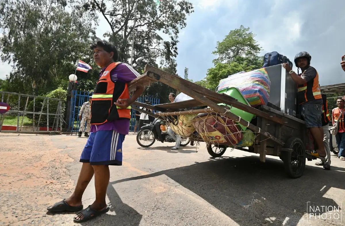 ทะลัก 'ด่านช่องจอม' ชาวกัมพูชากว่า 500 ชีวิต แห่ข้ามกลับประเทศ