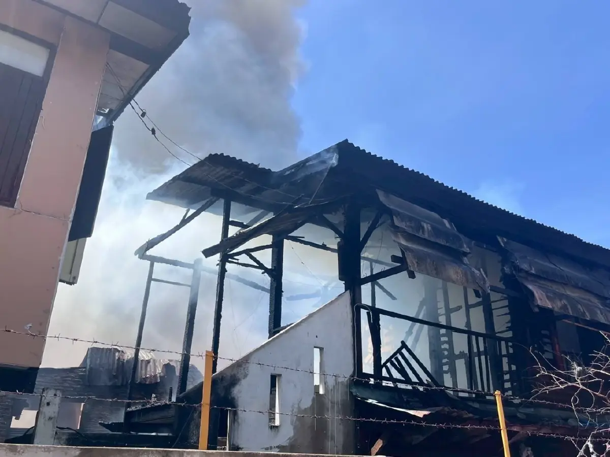 อัปเดต ไฟไหม้บ้านประชาชน ซอยสุคันธาราม 21 ล่าสุดคุมเพลิงได้แล้ว