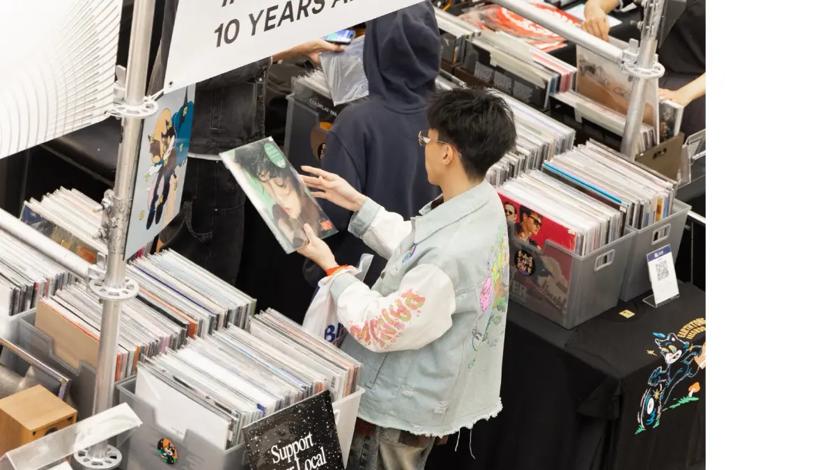 \'เป้ อารักษ์\' กับแผ่นเสียงสะสม ในงาน \'SOUNDLAB 2025\'