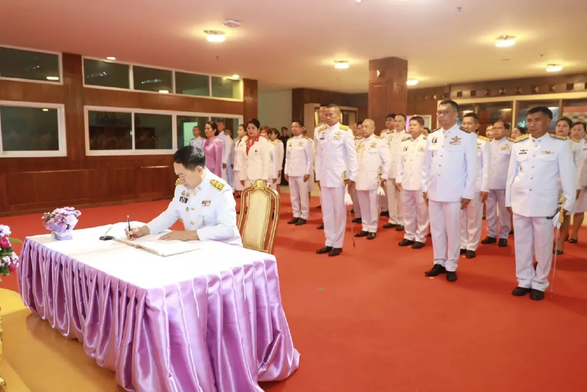 ทำบุญตักบาตรถวายพระราชกุศล วันเฉลิมพระชนมพรรษา 'พระราชินี'