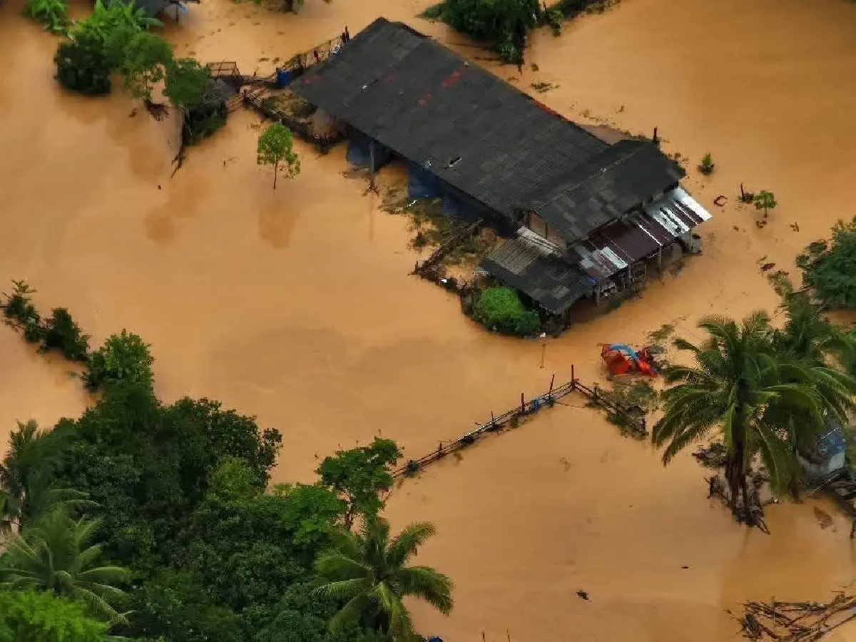 ฝนถล่มเชียงรายหนัก 5 อำเภออ่วม บ้านเรือนเสียหาย 4,400 หลัง ถนนขาด