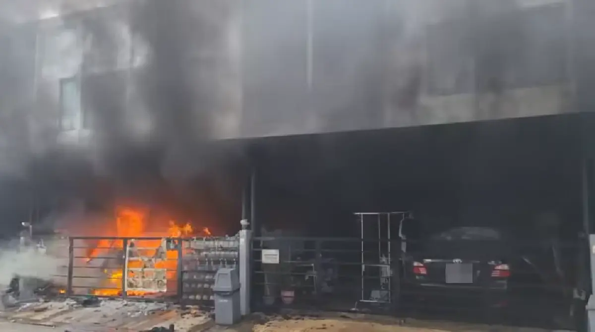 ไฟไหม้ทาวน์เฮ้าส์ หมู่บ้านดัง ราชพฤกษ์-รัตนาธิเบศร์ จนท.เร่งดับ