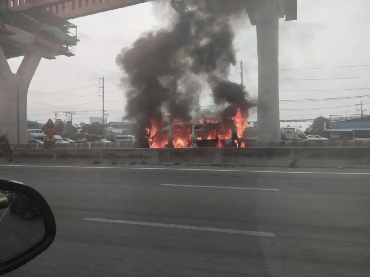 ระทึก เกิดเหตุไฟไหม้รถตู้โดยสารบนถนนพระราม 2 เพลิงเผาวอดทั้งคัน