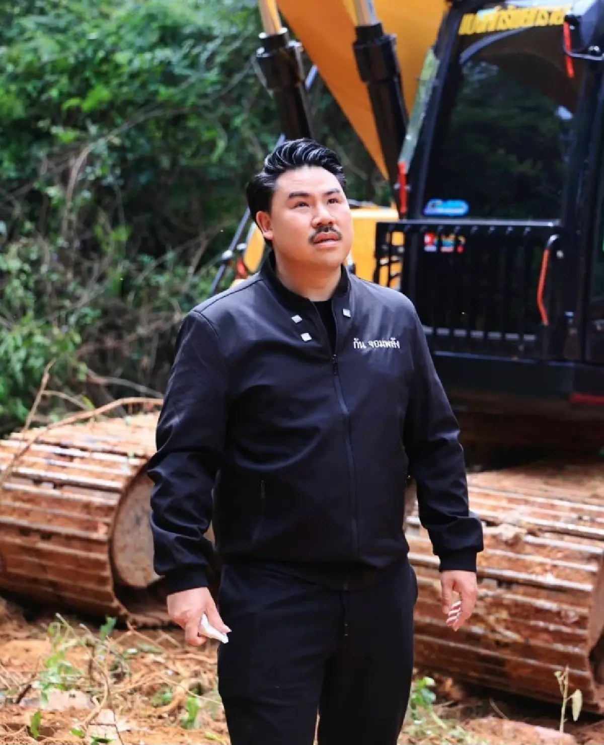 อย่าท้อ! ผู้นำเสียเหลี่ยมให้ศัตรู ปลุกใจสู้ ลุยทำถนนขนปืนใหญ่ขึ้นเขาชายแดน