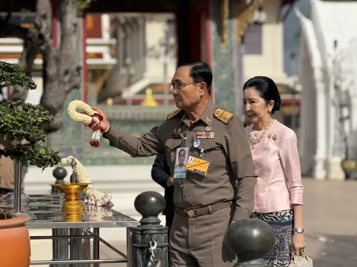 'สุรยุทธ์-ประยุทธ์-นายกฯ' เข้าเฝ้า 'สมเด็จพระสังฆราช'