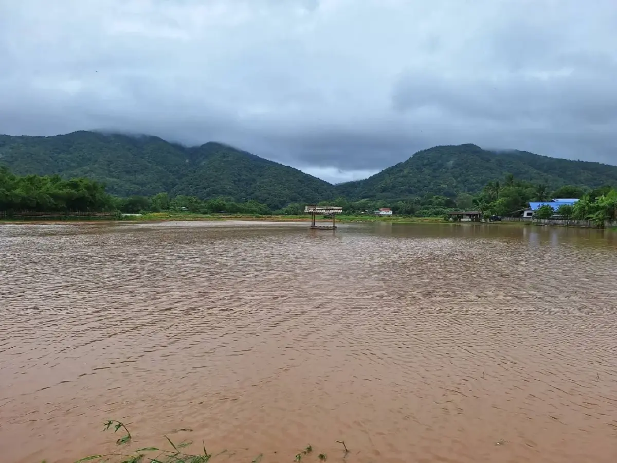 น้ำท่วมเชียงกลาง จ.น่าน ระดับน้ำเริ่มทรงตัว แต่ถนนผ่านไม่ได้