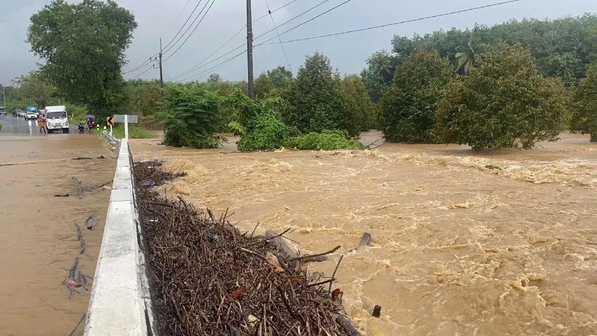 เส้นทางเกาะช้างอัมพาต ฝนถล่มตราด น้ำหลากท่วมถนนสูง รถติดยาว