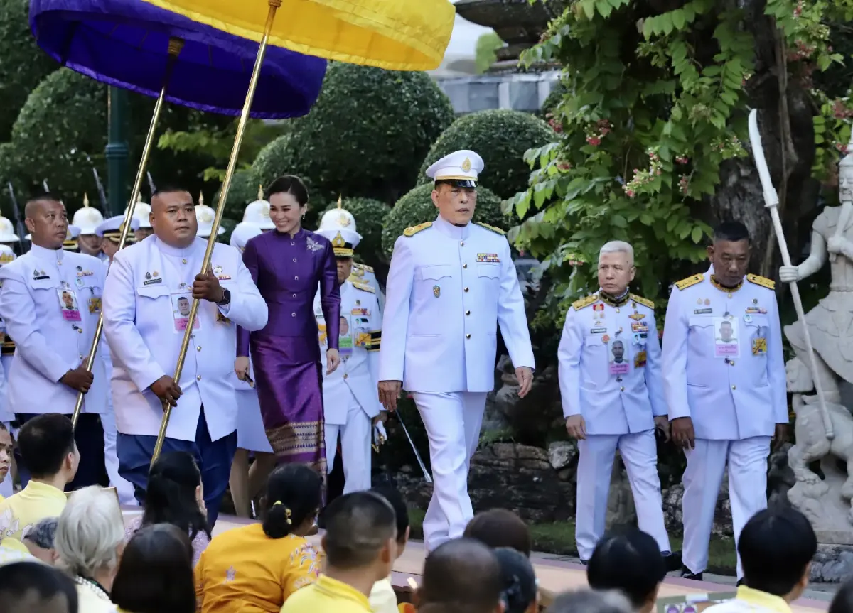 ในหลวง พระราชินี ทรงประกอบพิธีมังคลาภิเษกเหรียญพระบรมรูปพระบาทสมเด็จพระเจ้าอยู่หัว