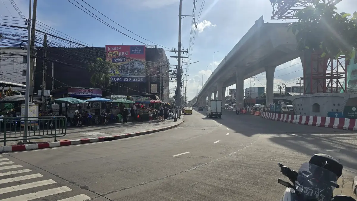 กระทบผู้ใช้ทางลาดกระบัง ปิดถนน 13 วัน แยกเข้าสนามบินสุวรรณภูมิ