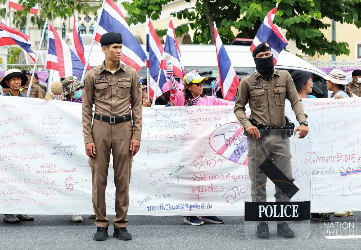 ม็อบประชิดทำเนียบไล่ 'อุ๊งอิ๊ง แพทองธาร' พ้นนายกฯ เซ่นคลิปฮุน เซน