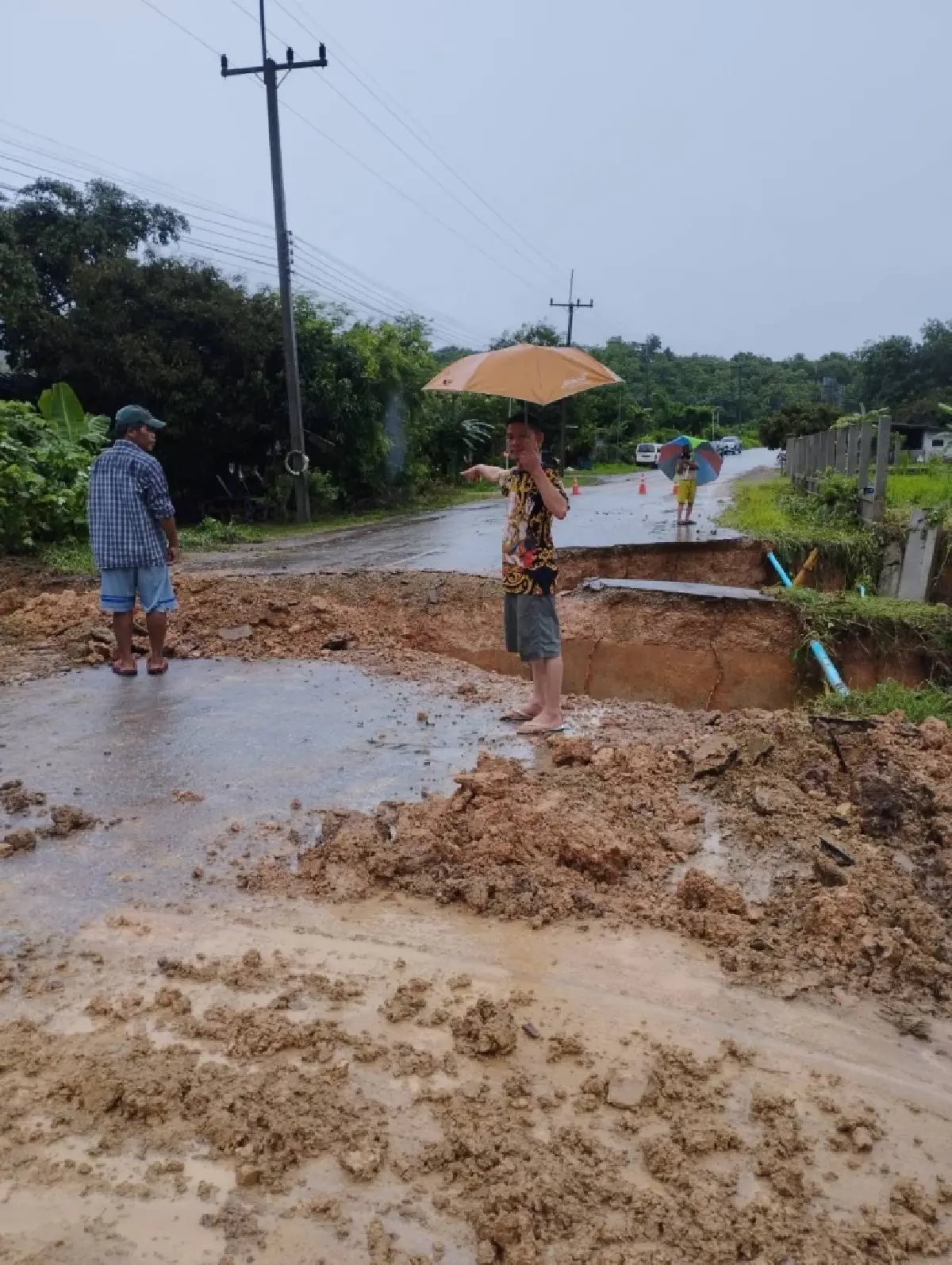ฝนถล่มเชียงรายหนัก 5 อำเภออ่วม บ้านเรือนเสียหาย 4,400 หลัง ถนนขาด
