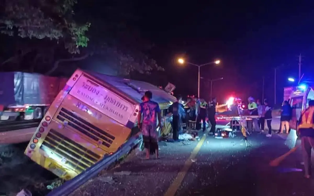 สลด! ตาย 2 สาหัส 10 รถทัวร์ระยอง-มุกดาหาร เสียหลักตกร่องกลางถนนเพชรเกษม
