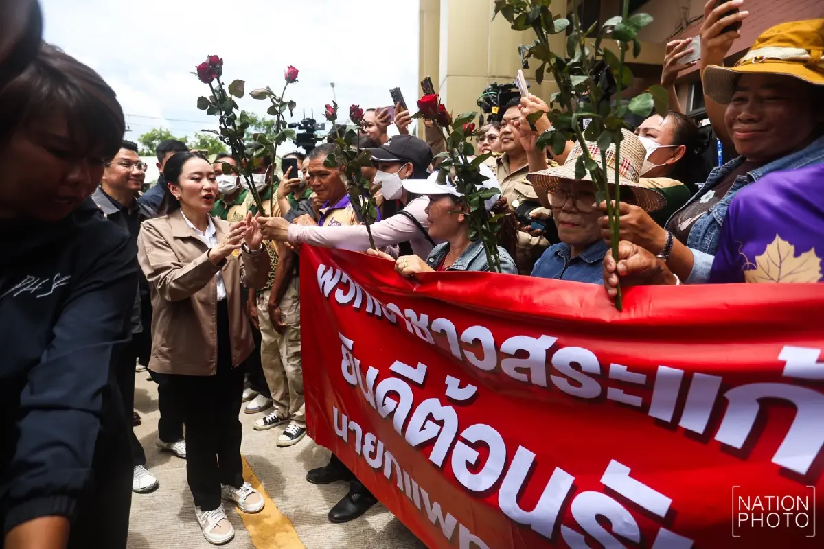 นายกฯสู้ๆ! 'แพทองธาร' ยิ้มออกมีกองเชียร์ ขณะกลุ่มต้านตะโกนไล่