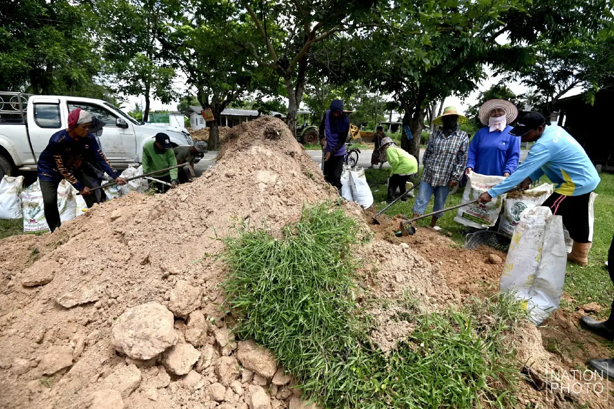 ชาวบ้านรวมพลังสร้างบังเกอร์หลบภัย พร้อมรับเหตุฉุกเฉินชายแดน