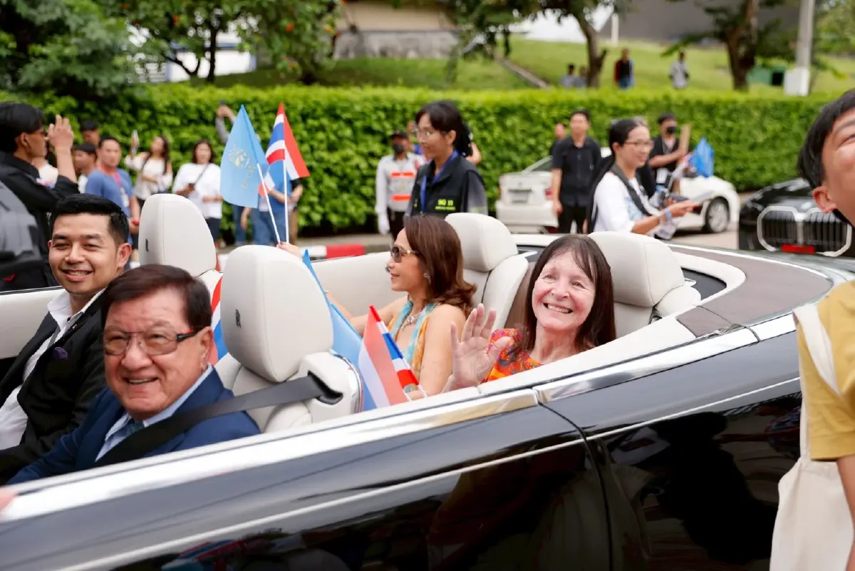 ชมภาพ ขบวนแห่แห่งเกียรติยศ โอปอล สุชาตา มิสเวิลด์ 2025 คนแรกของไทย