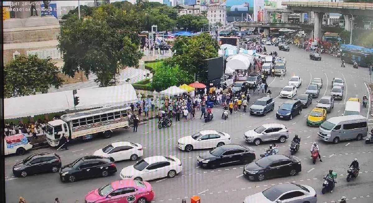 จราจรเริ่มวิกฤต ม็อบแน่นอนุสาวรีย์ชัยสมรภูมิ แนะเลี่ยงเส้นทาง