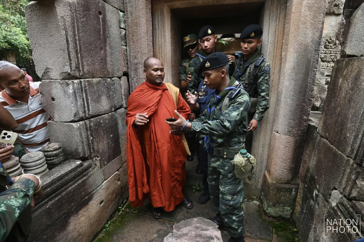 ป่วนอีก! พระกัมพูชา ละเมิดกฎ แอบไลฟ์สดในเขตปราสาทตาเมือนธม