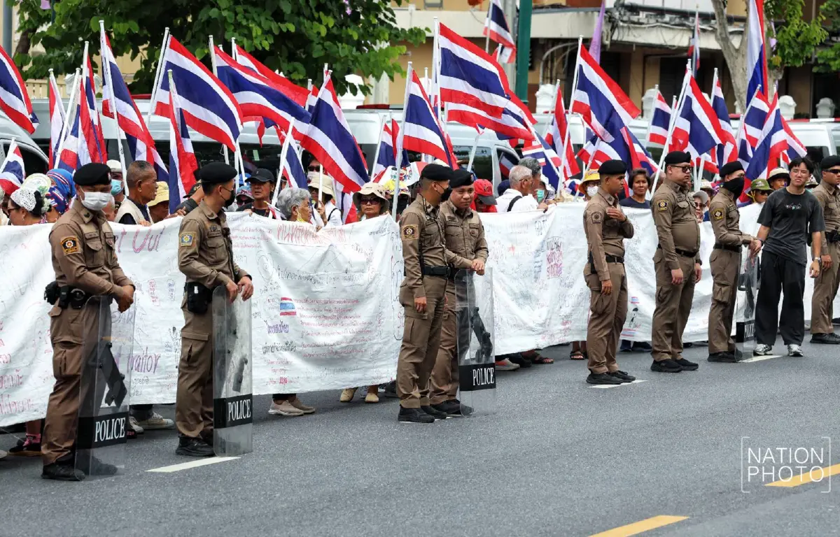 ม็อบประชิดทำเนียบไล่ 'อุ๊งอิ๊ง แพทองธาร' พ้นนายกฯ เซ่นคลิปฮุน เซน