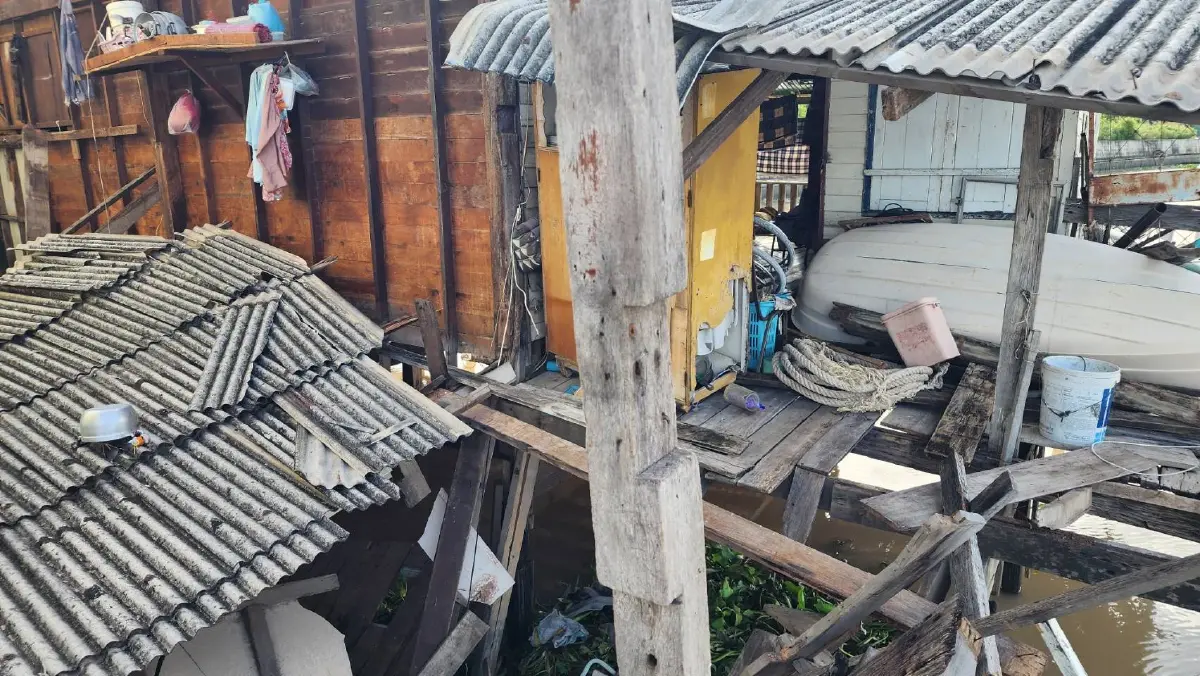 ด่วน บ้านทรุดลงน้ำ ใกล้ซอยพิบูลสงคราม 1 มีผู้บาดเจ็บ เร่งนำส่ง รพ.