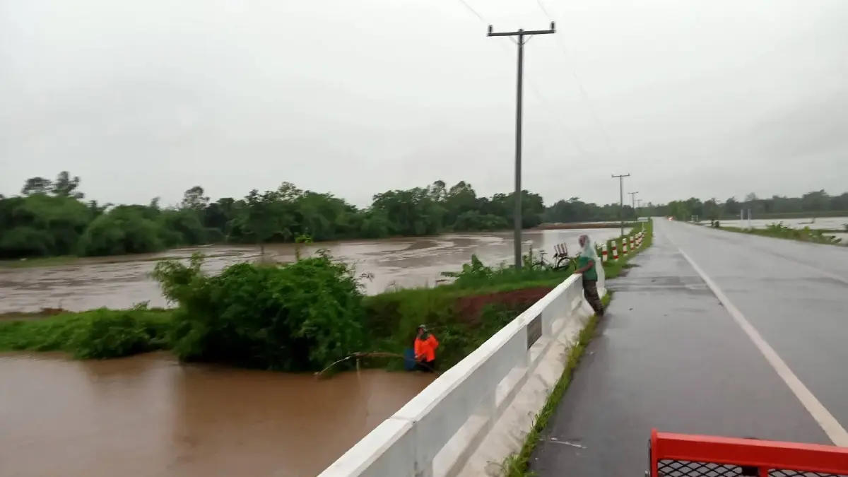 พายุฝนเข้าสกลนครอ่วม ฝนตกหนัก น้ำท่วมหลายอำเภอ ถนนขาด-หมูจมน้ำ