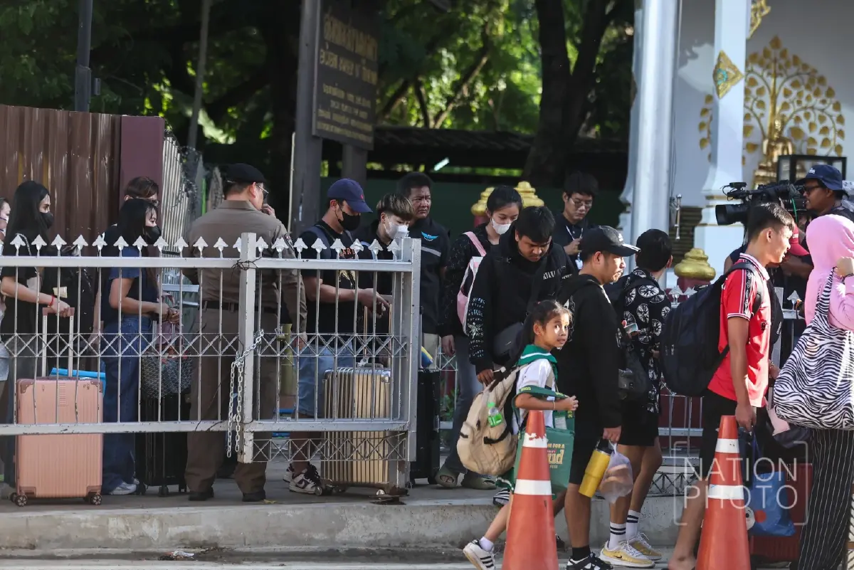 ชาวกัมพูชาแห่กลับภูมิลำเนา หลังเปิด 'ด่านบ้านคลองลึก' ชั่วคราว