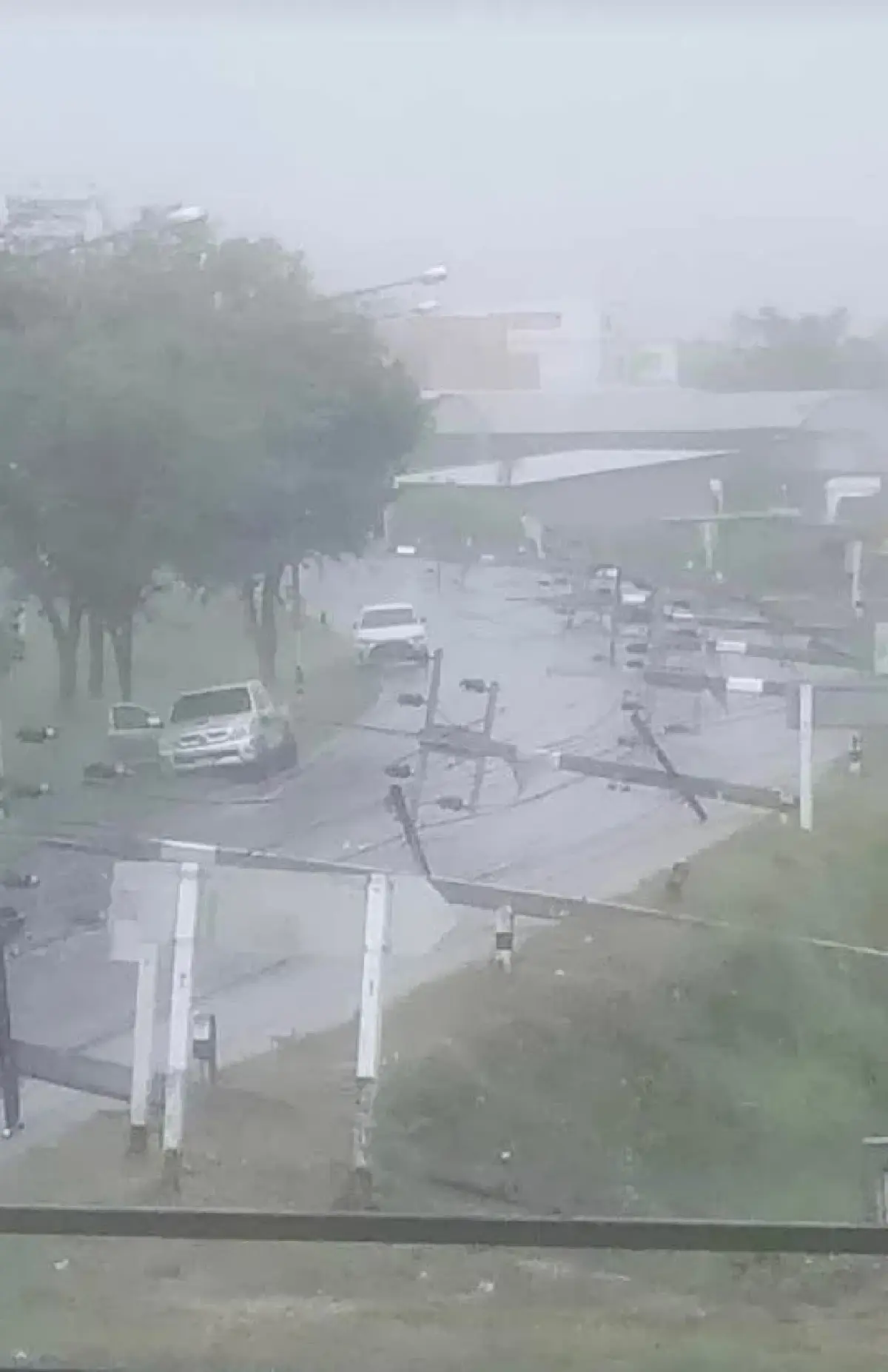 ฝนตกหนัก พายุฝนถล่มสงขลา ลมกระโชกแรง พัดเสาไฟฟ้าล้มระเนระนาด