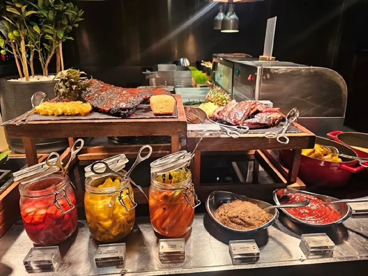 ‘บุฟเฟ่ต์คืนวันเสาร์’  Saturday Dinner Buffet ที่ W Bangkok Hotel