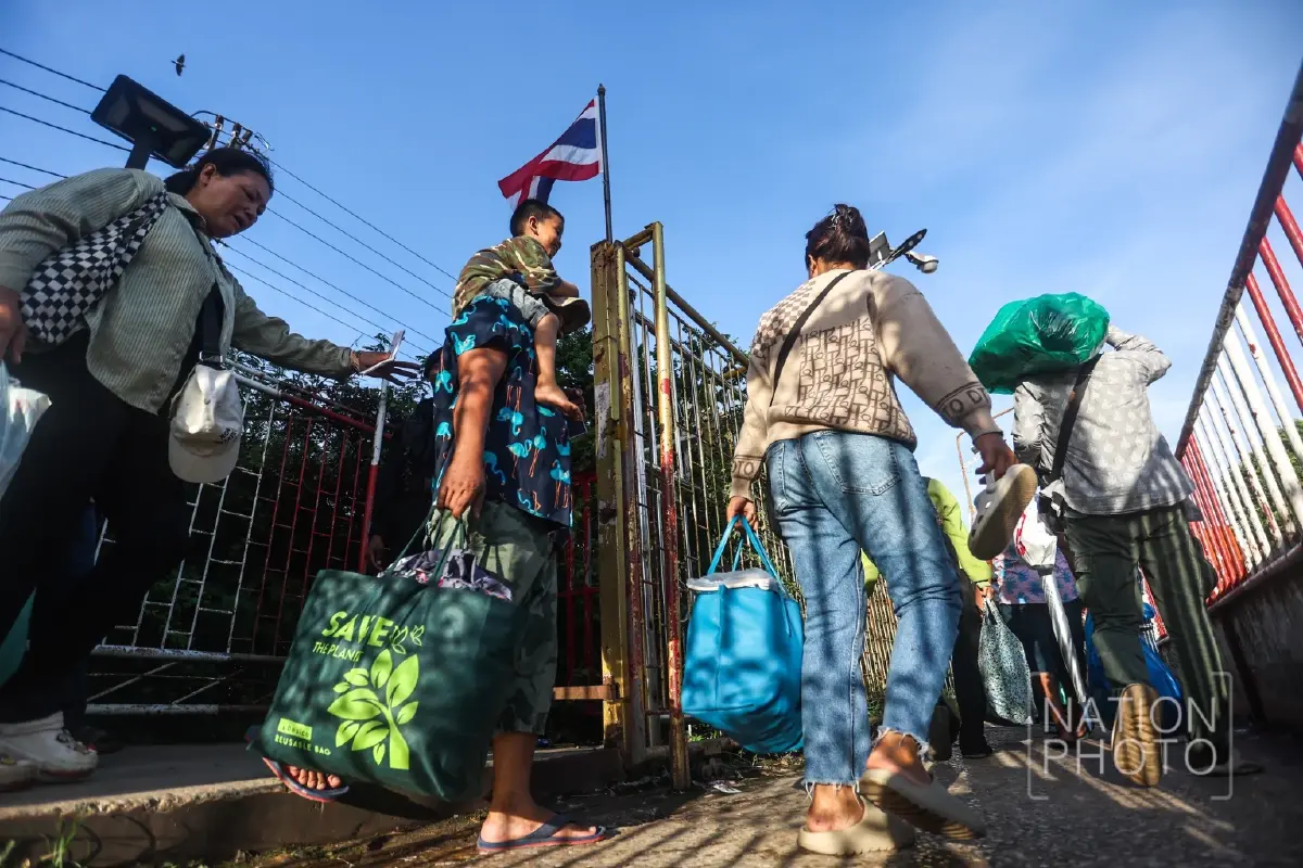 ชาวกัมพูชาแห่กลับภูมิลำเนา หลังเปิด 'ด่านบ้านคลองลึก' ชั่วคราว